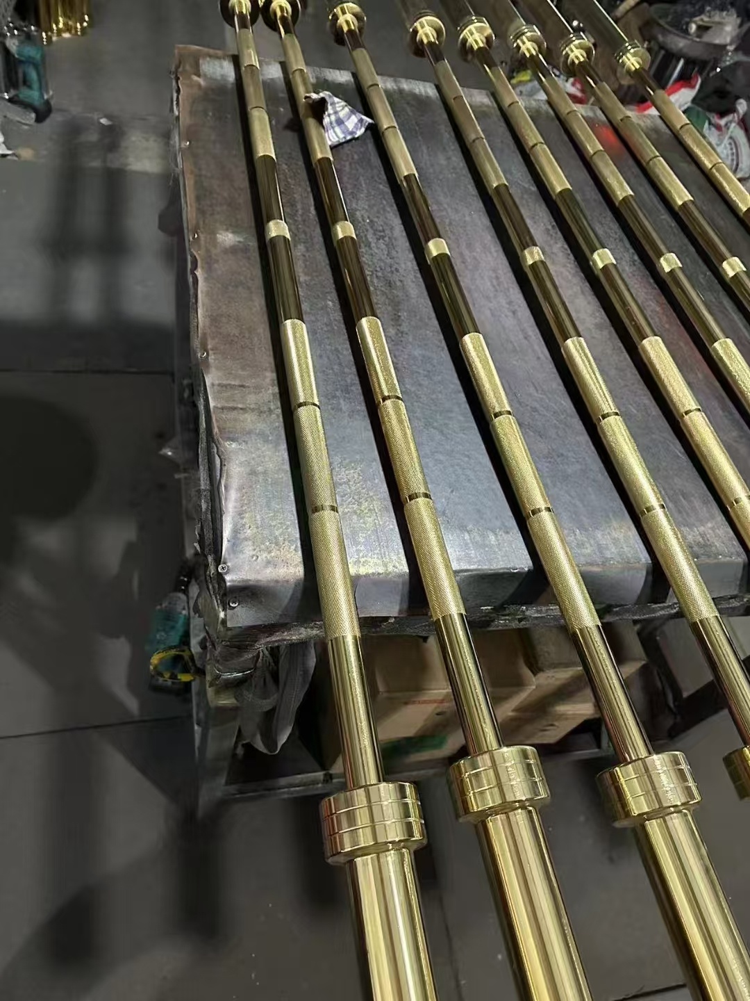Olympic Barbell 20Kg - บาร์เบลเหล็ก 20 กก. สำหรับการฝึกซ้อมในโรงยิมและการแข่งขัน อุปกรณ์ฟิตเนสสำหรับการยกน้ำหนักเพื่อเพิ่มพลัง
